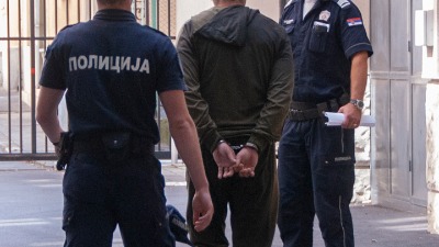 Uhapšeni zbog primanja mita od 1,2 miliona dinara Uhapšeni zbog primanja mita od 1,2 miliona dinara